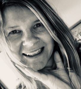 about Lisa Thomson author